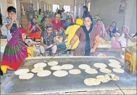  ?? HT FILE ?? ■ Devotees preparing chapattis in the langar hall at the Golden Temple in Amritsar.