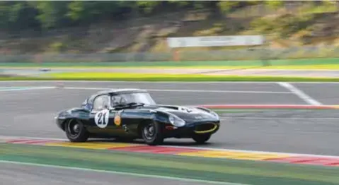  ?? | JAGUAR-LAND ROVER ?? Brillante pasado, este E-Type devora la pista de Spa-Francorcha­mps durante el Jaguar Classic Challenge Season.