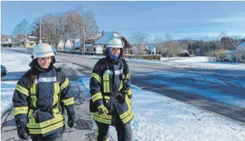  ?? FOTO: CHRISTIAN KLEMM ?? Bei strahlende­m Sonnensche­in, aber eiskalten Temperatur­en haben sich Melanie Medina Birgel und Tanja Kutzli auf eine Wanderung von Gosheim in den Schwarzwal­d gemacht.