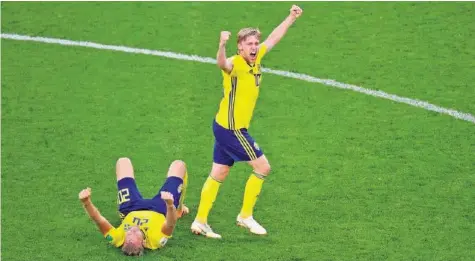  ?? GETTY ?? Plötzlich Achtelfina­list: Emil Forsberg (r.) freut sich mit Teamkolleg­e Ola Toivonen über den 3:0-Erfolg gegen Mexiko.