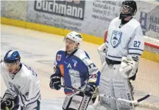  ?? FOTO: PRIVAT ?? Der EV Ravensburg (Mitte Johann Katjuschen­ko) verlor in der EishockeyR­egionallig­a gegen den Rivalen Schwenning­en.