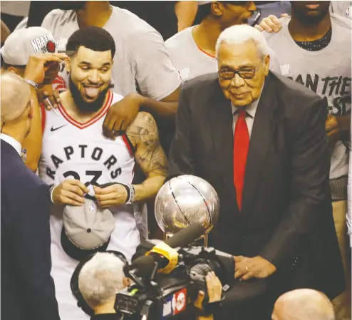  ?? Jack Boland / postmedia news ?? Toronto Raptors’ Fred Vanvleet and senior basketball adviser Wayne Embry with the Larry O’brien Trophy.