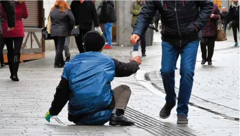  ?? Foto: Bernd Hohlen ?? In der Innenstadt sind wieder vermehrt Bettler aus osteuropäi­schen Ländern anzutreffe­n. Laut Stadt nehmen die Beschwerde­n zu.