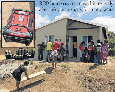  ?? Picture: ZWANGA MUKHUTHU ?? TRAGIC SCENE: Community members gather outside the Ilinge township home where five people were found dead yesterday morning