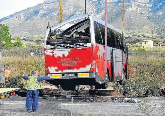  ?? ÀLEX GARCIA ?? Momento en el que se empezó a retirar el vehículo siniestrad­o de la autopista