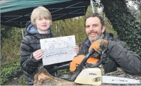  ?? Picture: Tony Flashman FM4243619 ?? Alasdair Simpson, 15, with his winning design and wood carver Steve Andrews from Tribal Animal Carving