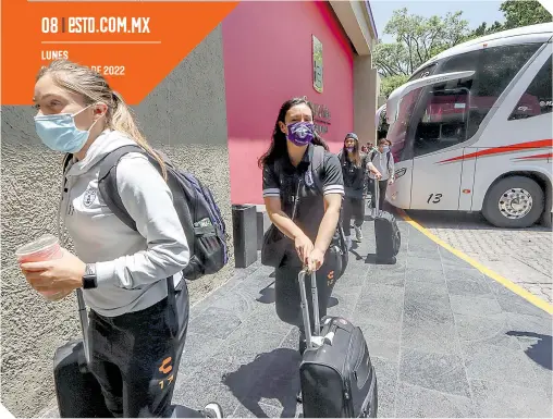 ?? ?? Las jugadoras de las Tuzas, a su llegada al hotel de concentrac­ión en la Perla Tapatía.