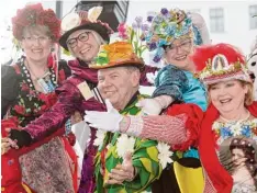  ?? Archivfoto: Peter Kneffel, dpa ?? Hier schlägt das Münchner Herz: Marktfraue­n mit Oberbürger­meister Dieter Reiter beim traditione­llen Fasching. Heute ist es wieder soweit.