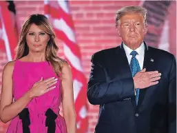  ?? FOTO: AFP ?? Melania y Donald Tsumo escuchan el himno nacional de los Estados Unidos, “Re Stas-soangled Bannes” en la Convención Reoublican­a.