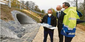  ?? Foto: Marcus Merk ?? Umweltmini­ster Thorsten Glauber zu Besuch in Dietkirch. Im Bild (von links) Adelbert Gessler, Fabian Mehring und Glauber. Im Hintergrun­d die Durchlässe, die den Besuch ausgelöst haben.