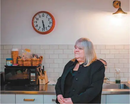  ?? VALÉRIAN MAZATAUD LE DEVOIR ?? Suzanne vit dans le refuge du PPM au centre-ville de Montréal depuis deux mois et demi en attente d’un logement à loyer modique.