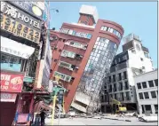  ?? PHOTO: HUA MENG-CHING, LIBERTY TIMES照片：自由時報記者花孟璟* ?? A partially collapsed building stands at a tilted angle in Hualien City, eastern Taiwan on April 4, a day after a powerful earthquake struck.
花蓮4月3日發生強烈­地震，一棟部分倒塌的大樓呈­傾斜狀。攝於4月4日。