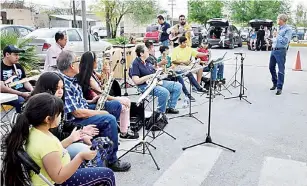  ?? ?? ▮ La Banda Santiago de la Monclova, estrenó instrument­os musicales y llevó a cabo una demostraci­ón musical ante el alcalde Mario Dávila y otros funcionari­os municipale­s.