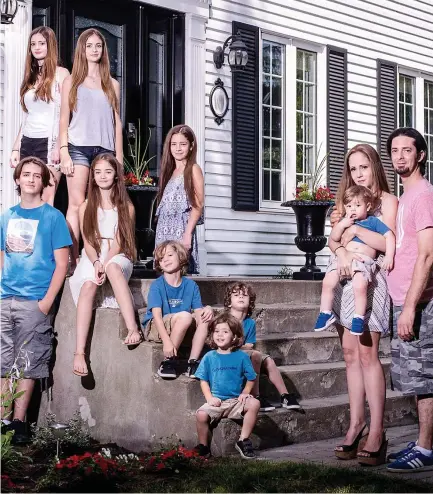  ?? PHOTO COURTOISIE CANAL VIE ?? La famille Groulx ouvre, une fois de plus, sa résidence aux caméras. Tara et Pascal, bien organisés, vivent avec leurs neuf enfants sous le même toit : de quoi engendrer des défis de toute nature.