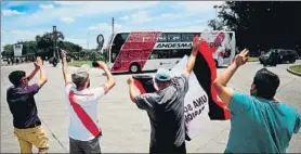  ??  ?? Boca Juniors, despedido por todo lo alto, llegó ayer a Madrid, algo que hará esta misma mañana River Plate, que no tuvo la misma despedida de su afición. El Boca-River ya es realidad