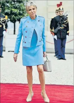  ?? JULIEN DE ROSA / EFE ?? Brigitte Macron arribant a l’Elisi el 14 de maig passat