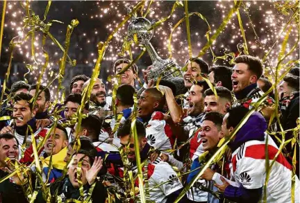  ??  ?? Jogadores do River Plate levantam troféu da Libertador­es em Madri após vitória sobre o Boca