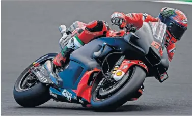  ??  ?? Francesco Baganaia pilota la Ducati durante la primera jornada de test celebrada ayer en Misano.