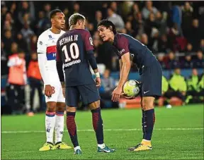  ??  ?? Neymar et Cavani se sont disputés contre Lyon pour tirer un penalty.