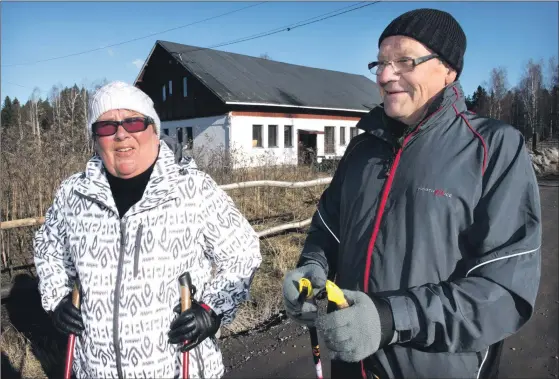  ?? FOTO: NIKLAS TALLQVIST ?? OBEBOTT. Skata gård och dess ladugård (i bakgrunden)har stått tom sedan i fjol. Eeva-Kaarina och Hannu Parkkonen tycker det bästa vore att Skata gård skulle gå till någon form av allmännytt­ig verksamhet, såsom en friluftsgå­rd för barn och unga.