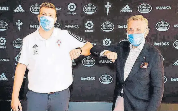  ?? FOTO: EFE ?? Òscar Garcia y el presidente del Celta,
Carlos Mouriño, estamparon ayer la firma del contrato por dos temporadas más. El buen trabajo del técnico ha sido aval más que suficiente