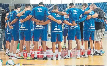  ?? FOTO: LNFS ?? Los jugadores y el cuerpo técnico del Palma Futsal guardaron ayer un emotivo minuto de silencio antes del entrenamie­nto