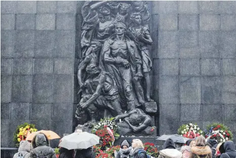  ?? FOTO: CZAREK SOKOLOWSKI/DPA ?? Vor dem Denkmal des Warschauer Aufstandes bat der frühere Bundeskanz­ler Willy Brandt die Opfer des Nationalso­zialismus um Vergebung.