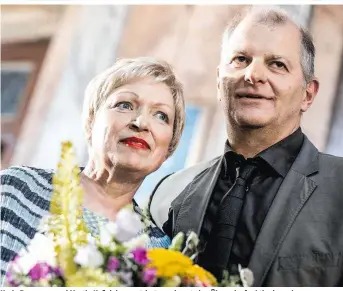  ??  ?? Karin Bergmann und Martin Kušej demonstrie­rten, wie gut eine Übergabe funktionie­ren kann