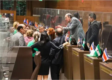  ?? CorTESÍA PLn ?? Los diputados del PLN se reunieron con Rodrigo Arias (arriba, saco gris) antes de tomar una decisión sobre el apoyo a una moción para hacer un debate reglado sobre el ministro Nogui Acosta.