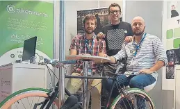  ?? Enric Bisbe, Miguel Belenguer y Oriol Huesa, cofundador­es de la ‘start-up’ Bikebitant­s ??