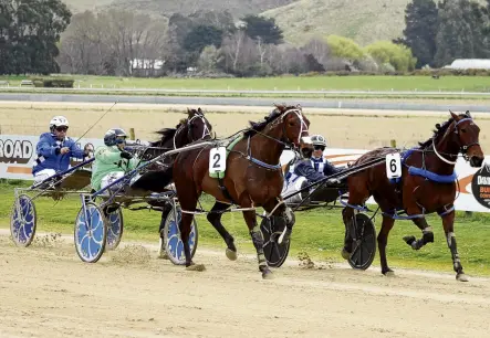  ?? PHOTO: KAYLA HODGE ?? Catch me if you can . . . Akuta (number 2) and driver Mark Purdon step up to win the Hannon Memorial.