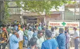  ?? AMAL KS/HT ?? A crowd waiting to refill oxygen cylinders at Jangpura.