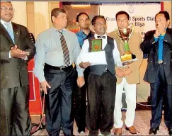  ??  ?? K.H. Sirisoma of SLPA winner of the tournament last year proudly poses for a picture after receiving the trophy. Also in the picture S Anbalagan, Tournament Organizer of the Grand Hotel, Zulfikar Passela, Vice President of the Billiards and Snooker...