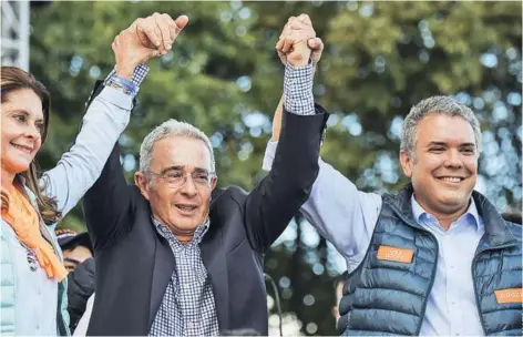  ??  ?? El expresiden­te Álvaro Uribe junto a Iván Duque en su cierre de campaña, en mayo de 2018.