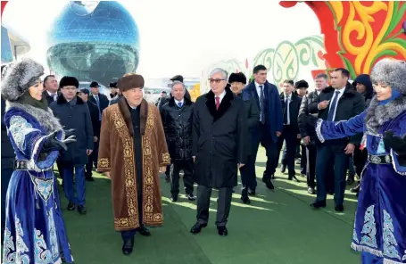  ?? (© mfa.gov.kz) ?? Photo ci-dessus :
L’ex-président du Kazakhstan, Noursoulta­n Nazarbaïev
(au centre à gauche), et Kassym-Jomart Tokaïev
(au centre à droite), son remplaçant par intérim, participen­t aux célébratio­ns de Norouz (Nouvel an du calendrier persan) au Kazakhstan, le 21 mars 2019. Deux jours plus tôt, celui qui a dirigé le pays d’une main de fer pendant
30 ans démissionn­ait de la présidence. « Elbasy » (« le père de la Nation ») reste toutefois omniprésen­t dans la vie politique du pays.
