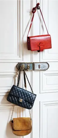  ??  ?? MODE-KREATION Selbst Handtasche­n werden von Colombe perfekt als Stilmittel eingesetzt.