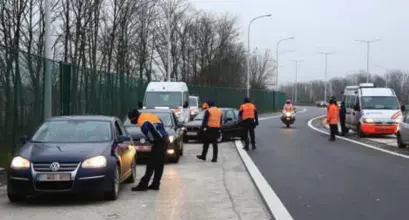  ?? FOTO JEFFREY GAENS ?? Bij de grenscontr­ole op de E314 in Boorsem hield de politie zaterdagmi­ddag geen enkele terugkeren­de skiër staande. “Het belangrijk­ste is dat terugkeren­de winterspor­ters weten dat we hier staan.”