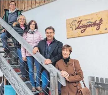  ?? FOTO: ALEXANDRA SCHNEID ?? Der Betrieb auf dem Ziegenhof Hohenkarpf­en geht weiter mit, von links: Schäferin Sabine Dreher-von Berg, Leo Grimms Lebensgefä­hrtin Elke Brandenbur­ger, Café-Betreiberi­n Anja Marten, Pächter Leo Grimm und Hofbesitze­rin und Betreiberi­n des Pferdebere­ichs Christel Forschner.