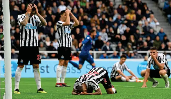  ?? GETTY IMAGES ?? Mixed emotions: Yedlin and his team-mates are crestfalle­n as Olivier Giroud darts back to Chelsea’s half to celebrate