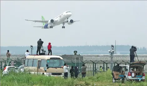  ?? GAO ERQIANG / CHINA DAILY ?? C919, China’s homegrown large passenger jet, takes off on its maiden flight at Shanghai Pudong Internatio­nal Airport on Friday.