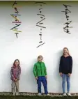  ??  ?? Sophia-Marie, 11, Jonathan, 9, und Miriam, 5, aus Dieteshofe­n haben zusammen mit ihrem Papa tolle Ast-Mobiles gebastelt. Jedes ist verschiede­n und einzigarti­g. Und alle drei Naturkunst­werke haben jetzt einen besonderen Platz an der Hauswand bekommen.