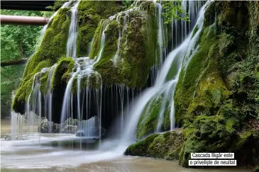  ??  ?? Cascada Bigăr este o priveliște de neuitat