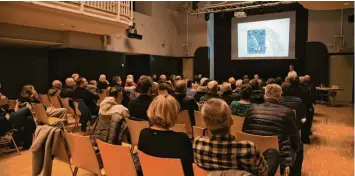  ?? ?? Etwa 50 Interessie­rte haben sich in die Kapuziner-Halle in Burgau eingefunde­n, um sich über das geplante Hochwasser­schutzkonz­ept der Stadt zu informiere­n.