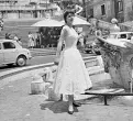  ??  ?? Una modella in Piazza di Spagna nel ‘58