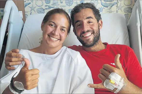  ?? NOEL CABALLERO / EFE ?? Marta Miguel y David Hernández en el hospital Gleneagles de Kota Kinabalu (Malasia), donde son atendidos tras ser rescatados