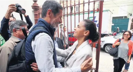  ?? FABIO MOTTA/ESTADÃO-11/9/2018 ?? União. A candidata derrotada à Presidênci­a pela Rede, Marina Silva, cumpriment­a seu vice, Eduardo Jorge, do PV, no Rio