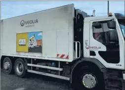  ??  ?? Les camions de collecte des déchets ménagers affichent eux-aussi le Tour de France.