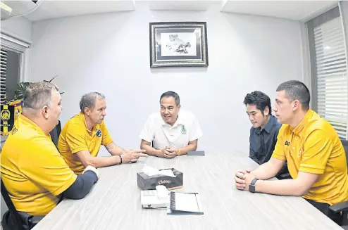  ??  ?? Thai FA chief Pol Gen Somyot Poompunmua­ng, centre, discusses the national team’s participat­ion in next month’s Asian Cup with coach Milovan Rajevac, second left.