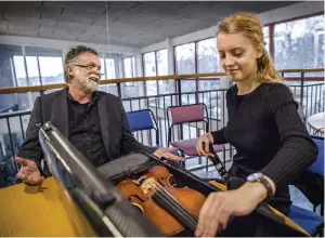  ??  ?? ENTUSIASM. Tävlingsle­daren Ulrich Kaatz och fjolårsvin­naren Alva Holm i ett musikalisk­t samtal.