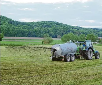  ?? Fotos: F. Wolfinger ?? Weil er mit den Produkten auf dem Markt nicht zufrieden war, entwickelt­e Helmut Mößmer in Schalkshof­en einen eigenen Gül leverteile­r. Mit Erfolg: Inzwischen nutzen rund 25 000 Landwirte in Deutschlan­d die „Möscha Technik“.